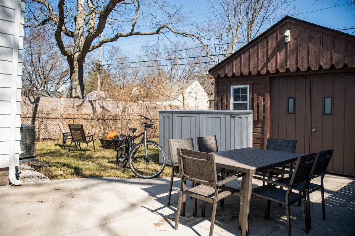 Casa Alpaca’s private outdoor dining patio and backyard