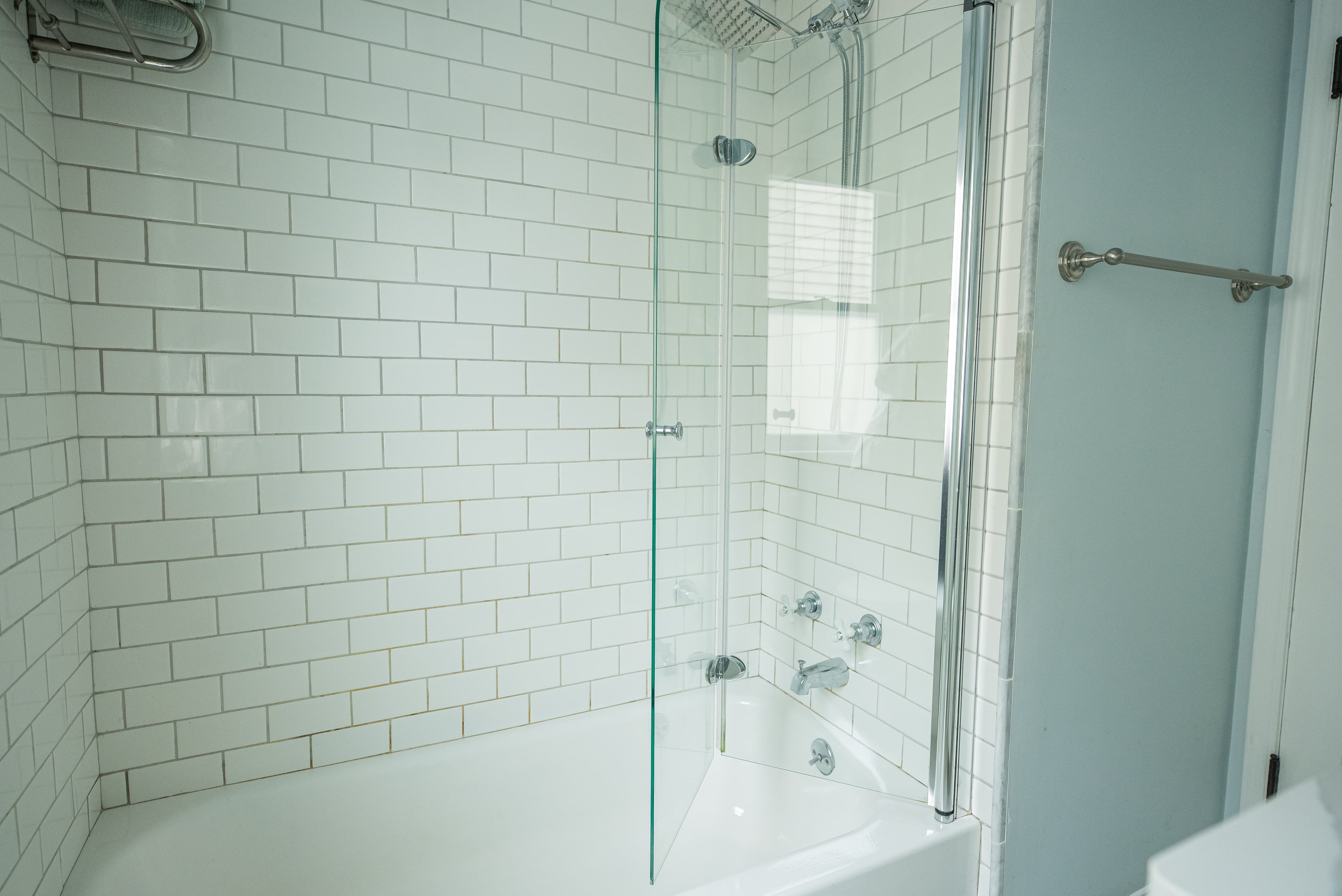 Casa Alpaca - Bathroom with Subway Tile Shower