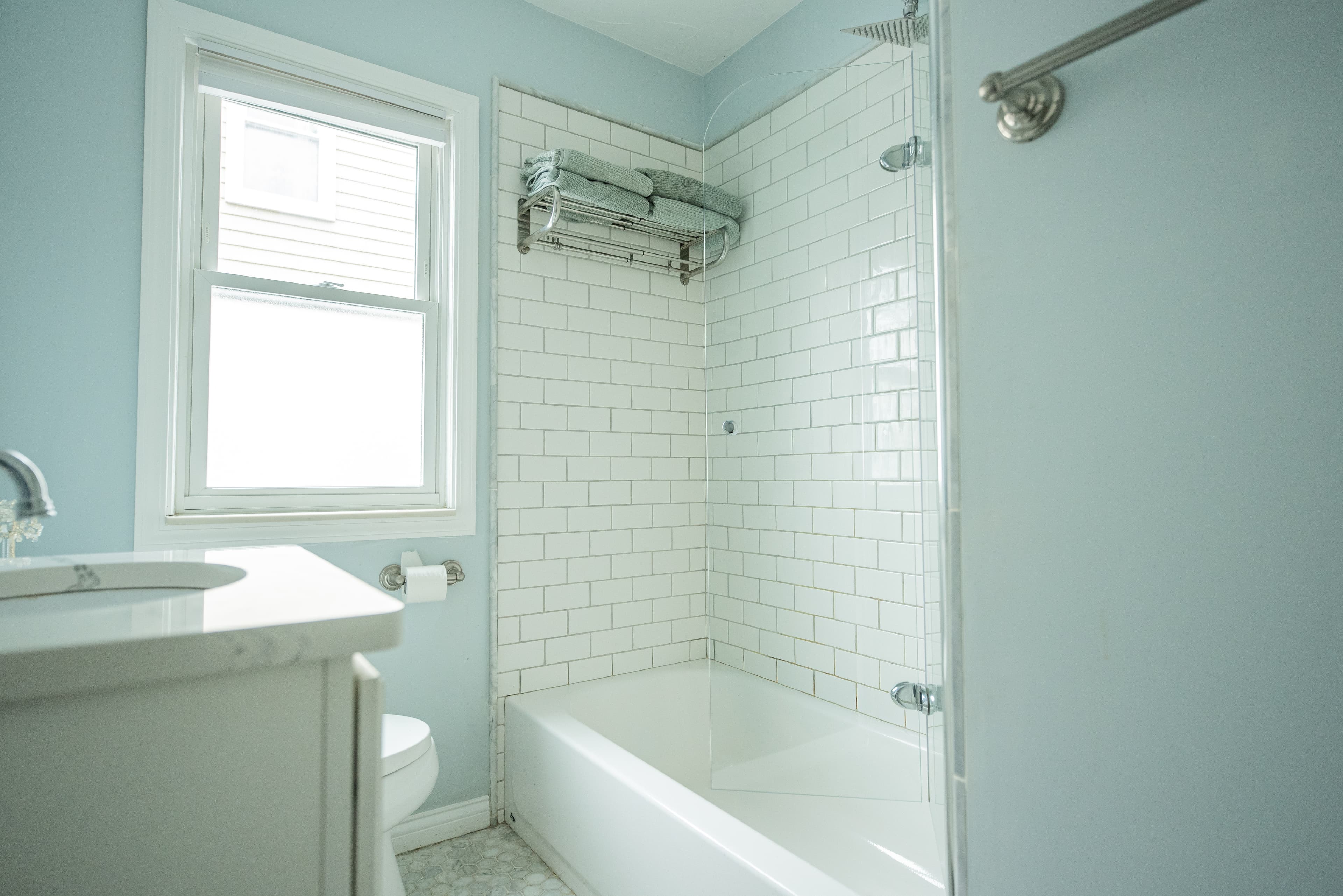 Casa Alpaca - Modern Bathroom with Subway Tile